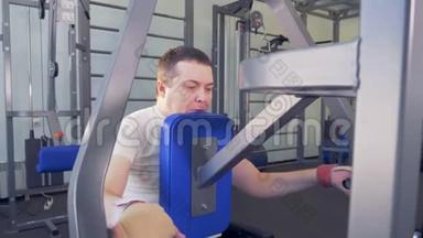 坐轮椅的人在健身房锻炼时胜过了自己.